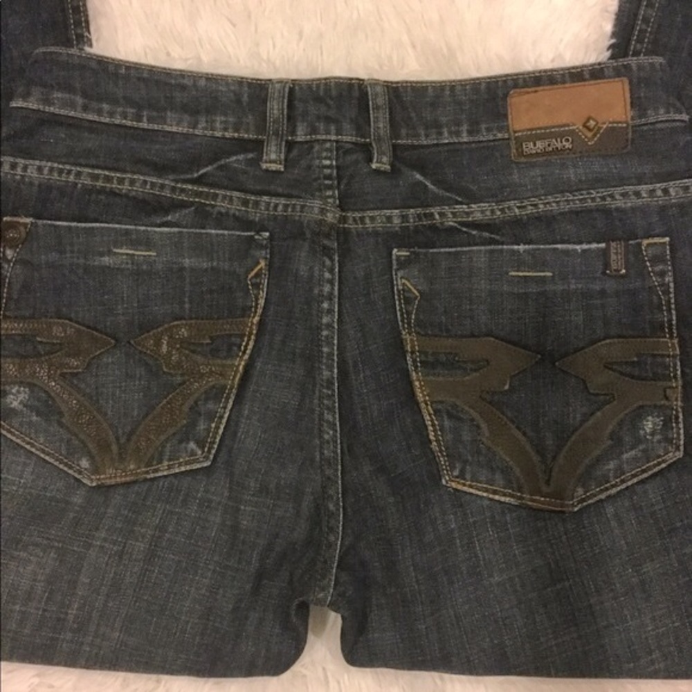 Men’s  BUFFALO JEANS W/LEATHER Design on POCKETS Size 33 x 29